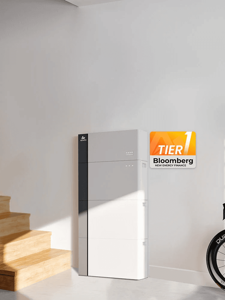 AlphaESS-thuisbatterij tegen een witte muur in een inkomhal